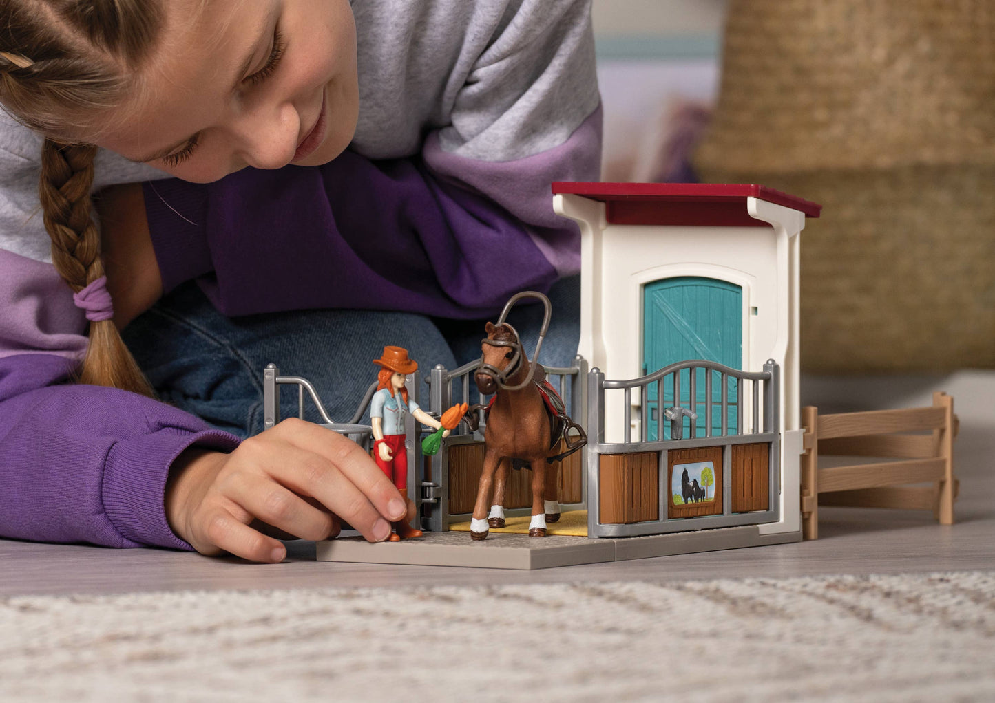 Horse Box With Hannah & Cayenne Playset With Horse And Ride